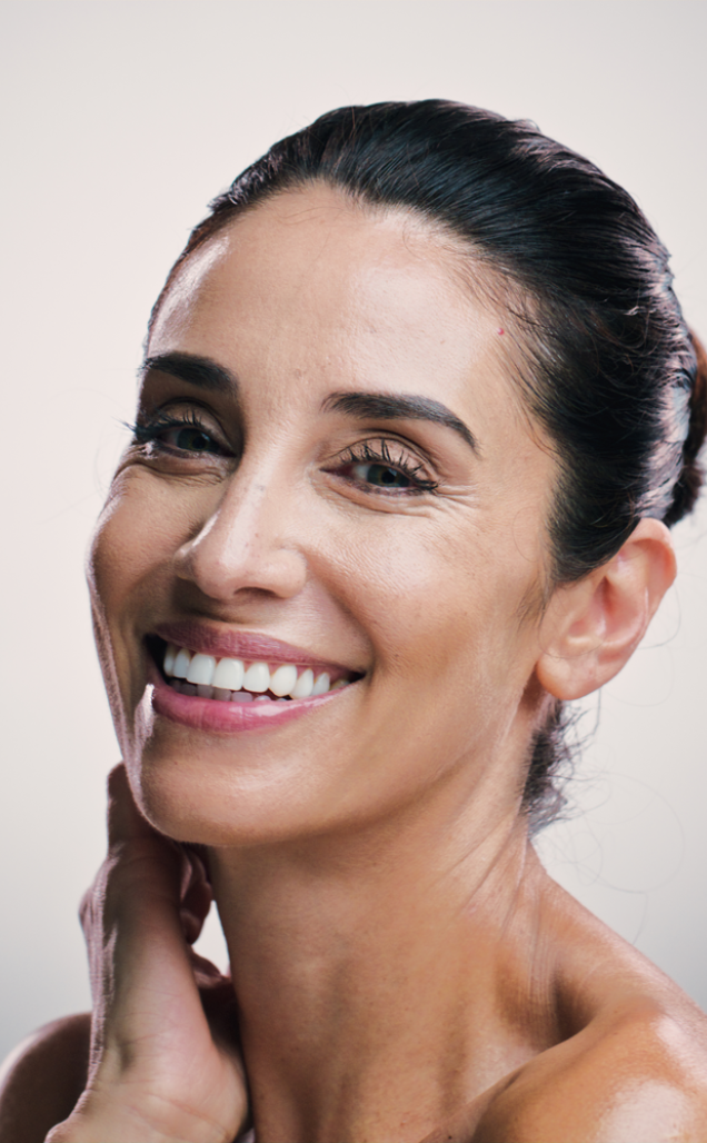 Schöne, dunkelhaarige Frau, mit schöner Ausstrahlung nach einem Facelift.